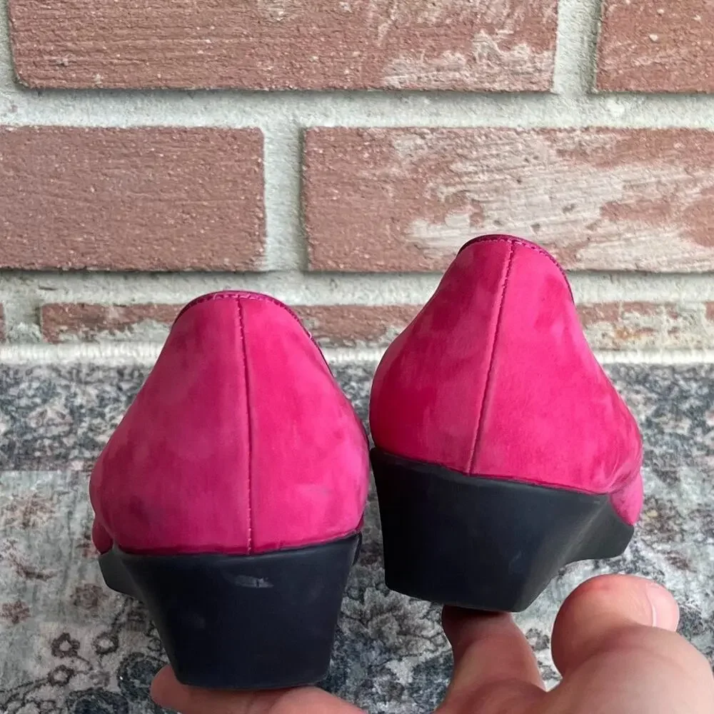 Vtg BALLY Megan II / Women's 8 M / Hot Pink Suede Flats Gold Logo Italy